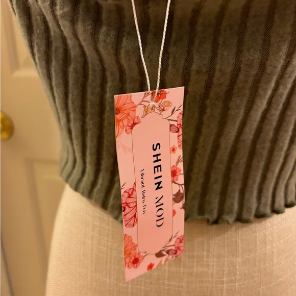 🏖️NWT SHEIN Mod crop top -size large - Picture 3 of 6